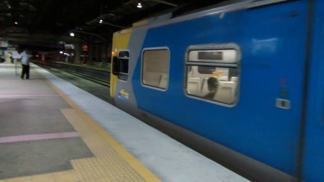 KTM Komuter Class 81 EMU 14 arriving Kuala Lumpur (» Sg. Gadut) смотреть онлайн