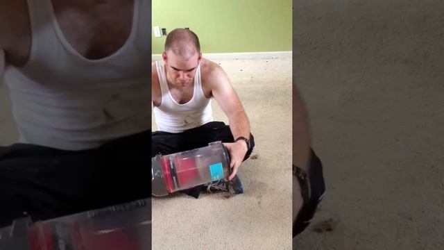 Man VS Vacuum смотреть онлайн