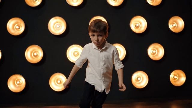 Олександр Абакумов « No roots, Hey mamma» смотреть онлайн