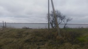 На каком берегу реки находится овраг?