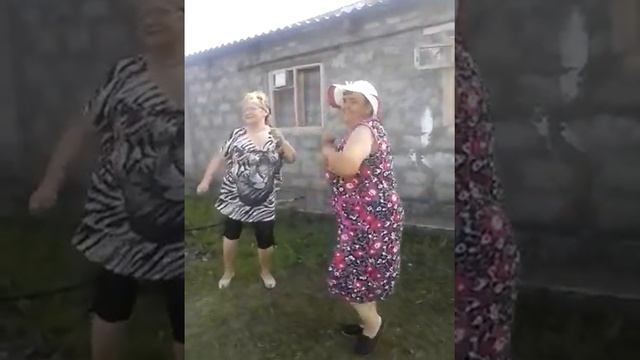 Бабушка,я не танцую!а Вам в 70 слабо так? смотреть онлайн
