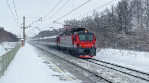ЭП20-071 с фирменным поездом Москва - Анапа пролетает Конев Бор