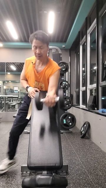 健身 : 單臂啞鈴二頭斜板彎舉#Shorts смотреть онлайн