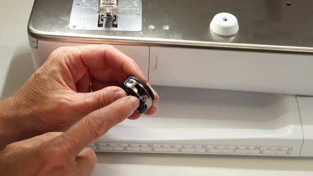 BERNINA 790 PRO Threading & Winding a Bobbin смотреть онлайн