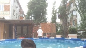 Трусим с сестрой в бассейне