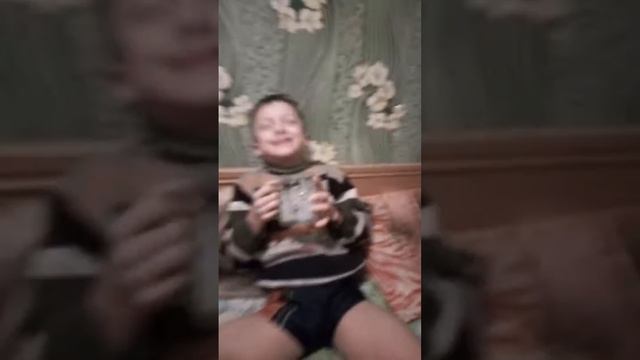 Мальчик пьёт воду и смеётся до слёз смотреть онлайн