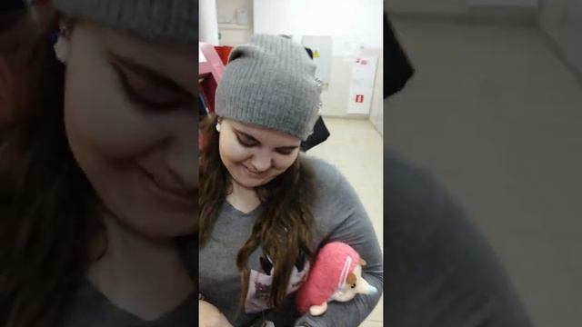 Девушка поймала игрушку в автомате смотреть онлайн