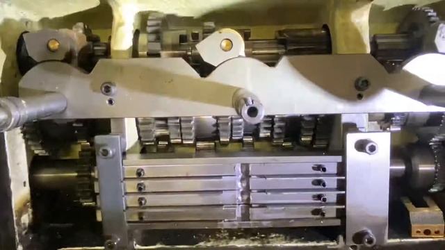 Inspecting the headstock of the hipromac 1550 metal lathe for damage смотреть онлайн