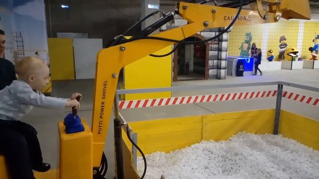 Экскаваторщик. 2.5.года по жизни.