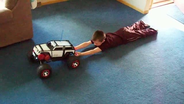 Traxxas Summit Pulling 67 lb boy on Carpet смотреть онлайн