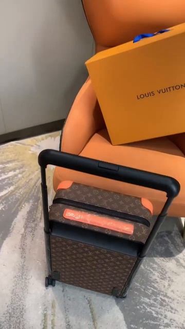 Louis Vuitton Trolley Case смотреть онлайн