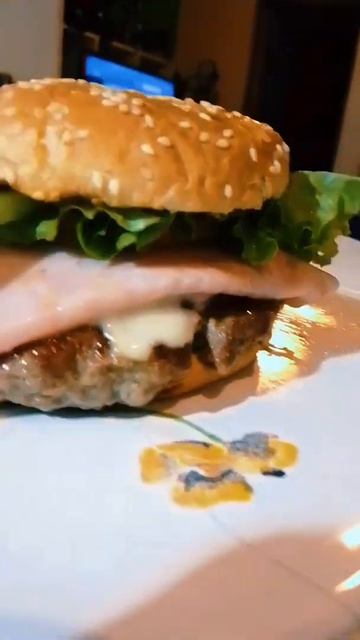 súper hamburguesa mitad carne vacuna mitad de cerdo #shorts #hamburguesa смотреть онлайн