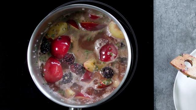 Kalbskotelett mit Pflaumen-Brombeer-Sauce – Migusto Rezept смотреть онлайн