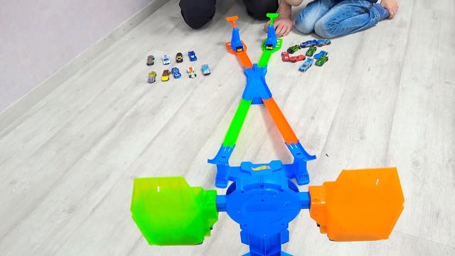 МАШИНКИ Хот Вилс для детей. Даник с папой играют в Hot Wheels ВЕСЫ!