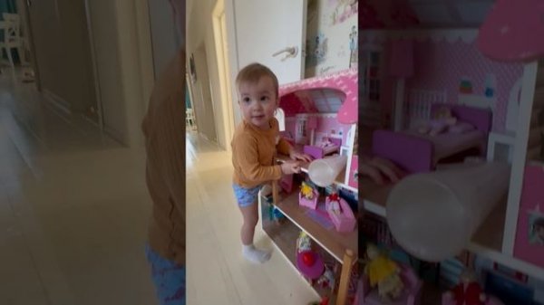 Вика играет в домик