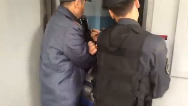 Сотрудники милиции по горячим следам задержали мужчину, угрожавшего ножом продавцу магазина смотреть онлайн