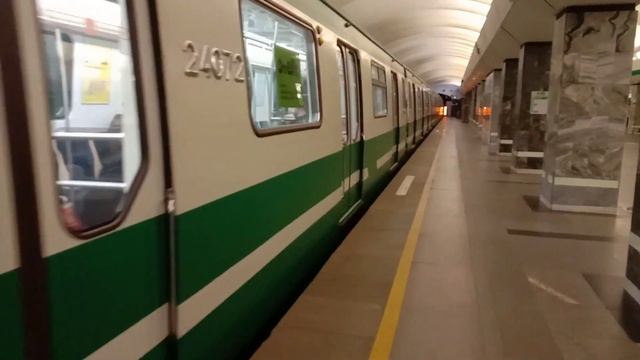 Метропоезд 81-722 Юбилейный на станции Приморская линия Ⓜ3 смотреть онлайн