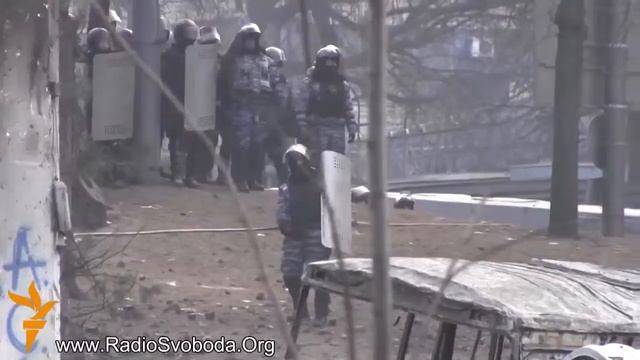 Беркут показывает неприличные жесты Киев Грушевского Майдан смотреть онлайн