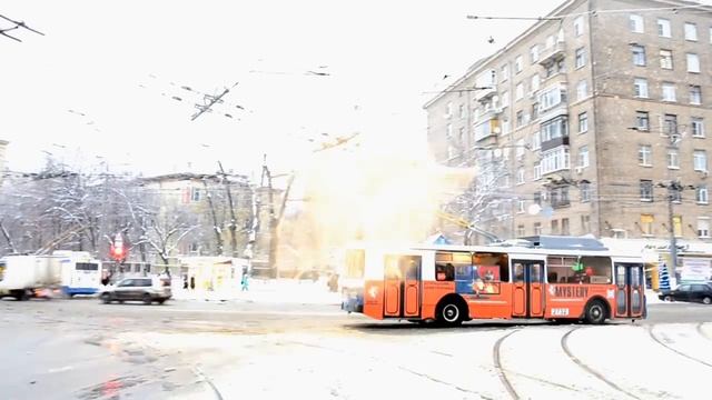 Троллейбус пускает фейерверки смотреть онлайн