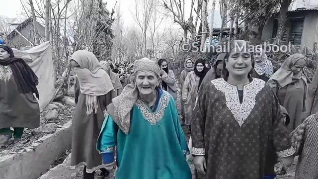 Amid sobs and tears hundreds attended the funeral of Rameez Ahmad of Yachuma Kangan смотреть онлайн