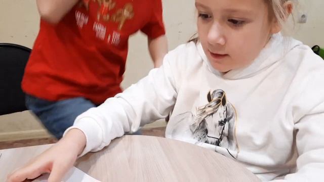 Маленькие студенты на тренинге английского пробуют читать гласные в открытых слогах