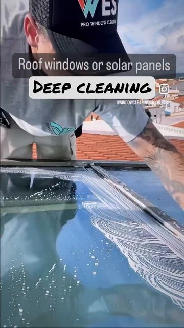 How to clean a roof window #shorts #windowcleaning #reels #satisfying #howto #skills смотреть онлайн