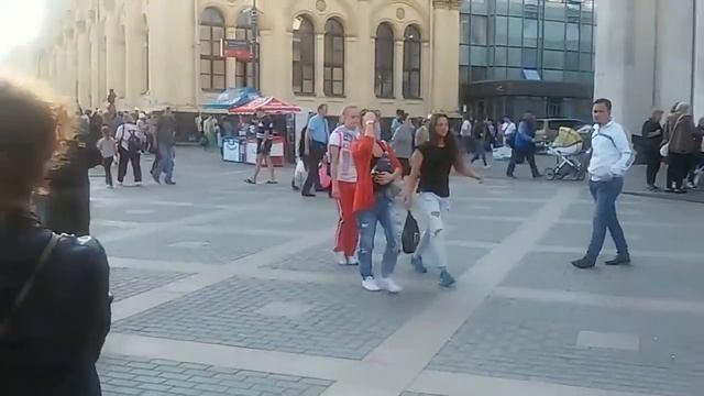 VLOG Гуляем по Москве и ждем поезд на Питер смотреть онлайн