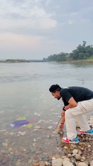 River me se kite loot liya 🪁#kiteflying #kites #patang #patangbazi #viral смотреть онлайн