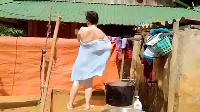 It's fun to take a bath in the village bathroom, Beautiful girl 😍😍😍 смотреть онлайн
