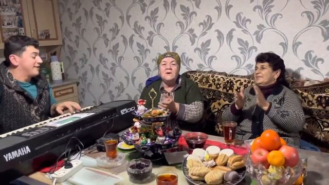 Сакит Самедов - Bade bade / Gara gozler ( Мама, Биби 😍) дома Пирал Азербайджан смотреть онлайн