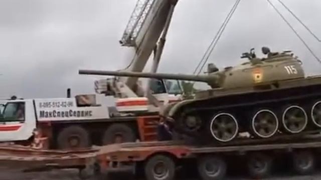 Militia of Donetsk take tank frome the WWII museum смотреть онлайн