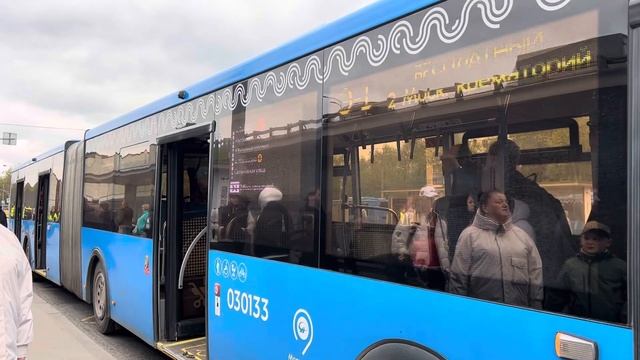 Автобус ЛиАЗ-6213.65 следует по маршруту Э-1 ”м. Выхино - 2-ой Московский Крематорий”