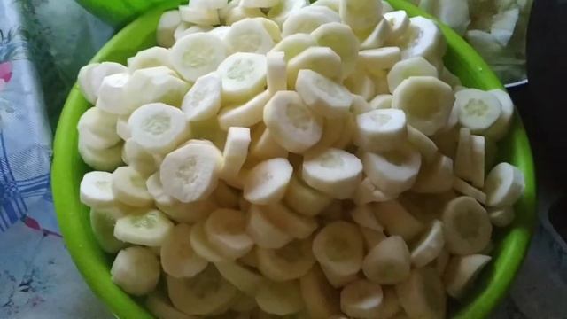 Влог: 🥗 САЛАТ /рецепт летнего салата на зиму 😋 Покупки / Поехали в Староказачье/ КОРМИМ КУРОЧЕК 🏡 смотреть онлайн