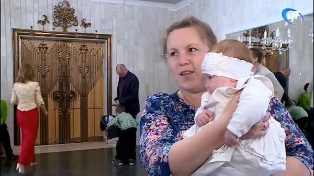 Семьи с новорожденными поздравили в городском отделе ЗАГС смотреть онлайн