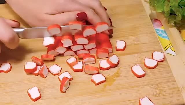 Салат "бархатный" из крабовых палочек. Экономный простой салатик смотреть онлайн