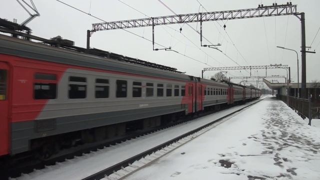 Электропоезд ЭД4М-0255 сообщением Калище - Санкт-Петербург делает остановку на о.п. Ульянка смотреть онлайн