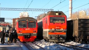 2ЭС6-015 "Синара" с перегоняемым ВЛ10К-911 обгоняет ЭД4М-0068 на платформе Первомайская