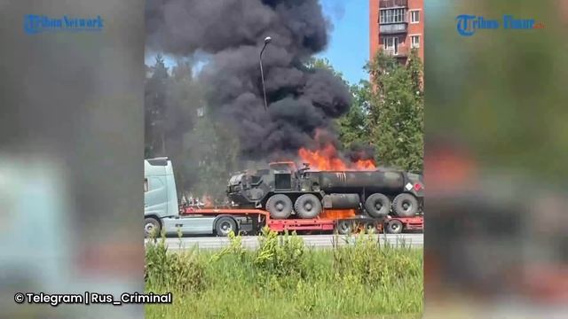 Truk Bahan Bakar Militer NATO Terbakar Hebat di Jalan Kota Latvia, Ulah Siapa? смотреть онлайн