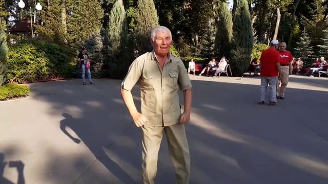 ГОРИТ КАЛИНЫ ЦВЕТ! СЧАСТЛИВЫЕ МОМЕНТЫ ИЗ ПАРКА ГОРЬКОГО ХАРЬКОВ смотреть онлайн