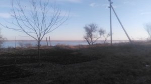 На  берегу реки находится овраг?