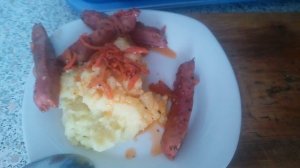 Вареные сосиски с картофельным пюре