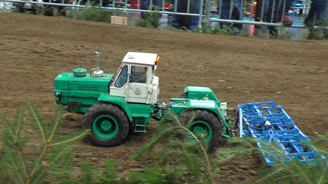POWERFUL RC MACHINE RUSSIAN TRACTOR CHARKOW T-150K SCALE 1:16 MODEL AT WORK ON A FIELD