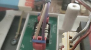 Холодильник Самсунг в морозильной камере под ящиком лёд