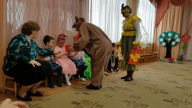 Виннипух дарит пчелкам подарки. смотреть онлайн