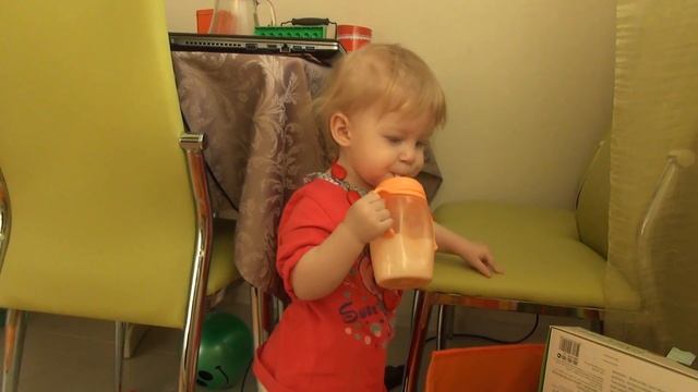 Сонька пьет йогурт и показывает все на кухне смотреть онлайн