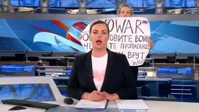 В эфире Первого канала девушка вышла с антивоенным плакатом смотреть онлайн