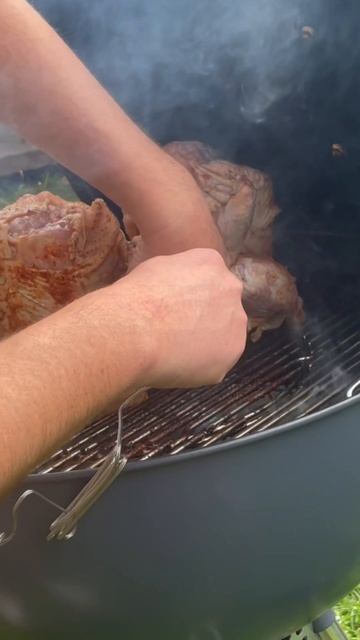 Курица на банке с пивом. Готовим на угольном гриле Weber Mastertouch #webergrill #барбекю #гриль смотреть онлайн