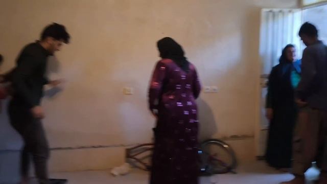The landlord's fight with the suitor to prove his love for Zahra смотреть онлайн