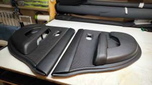 Перетяжка дверных карт от автомобиля Nissan Tiida.