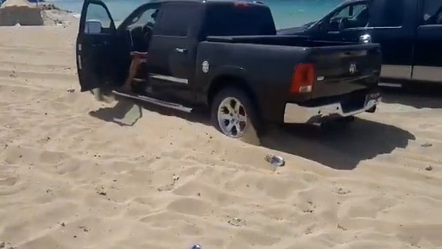 شوف شن صار لما غرقت سيارة دودج رام57 (Dodge Ram)في الرمله👍👌 смотреть онлайн